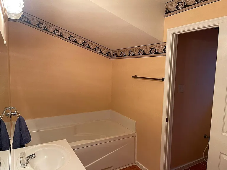 1300 Lomond Dr — Photo 5