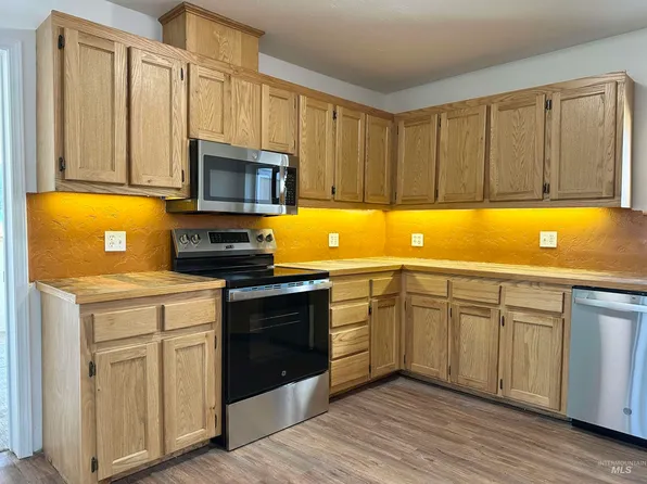 408 Walnut St, Nezperce, ID 83543