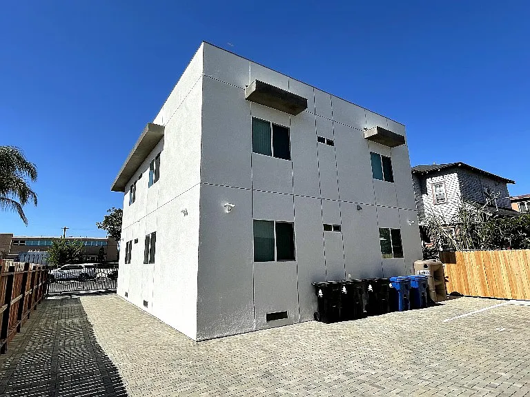 1370 W 35th Pl — Photo 7