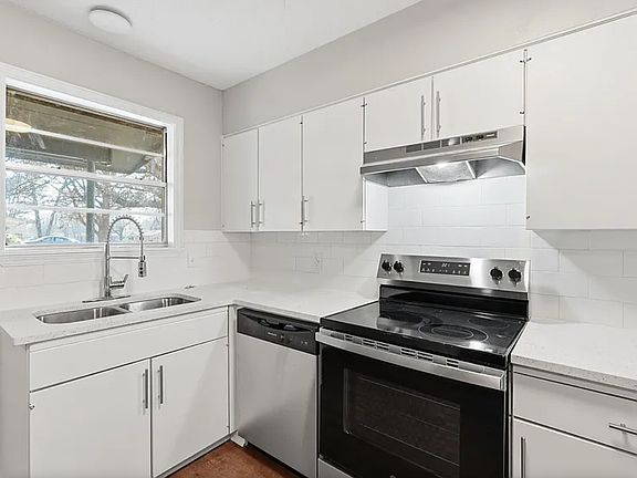 5th image of 900-902 E 11th St #B