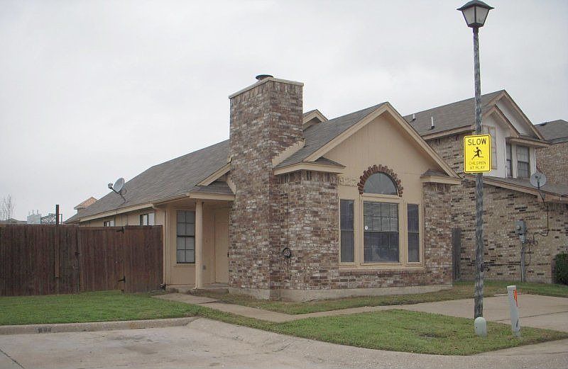 1st image of 927 Fairbanks Cir