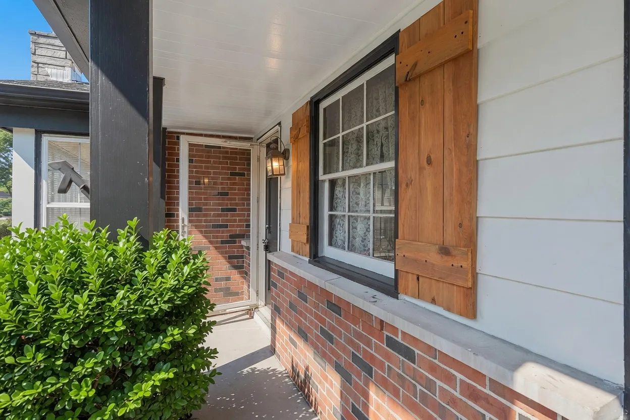 4 bed, 2300 sqft, $4,600 — Photo 3