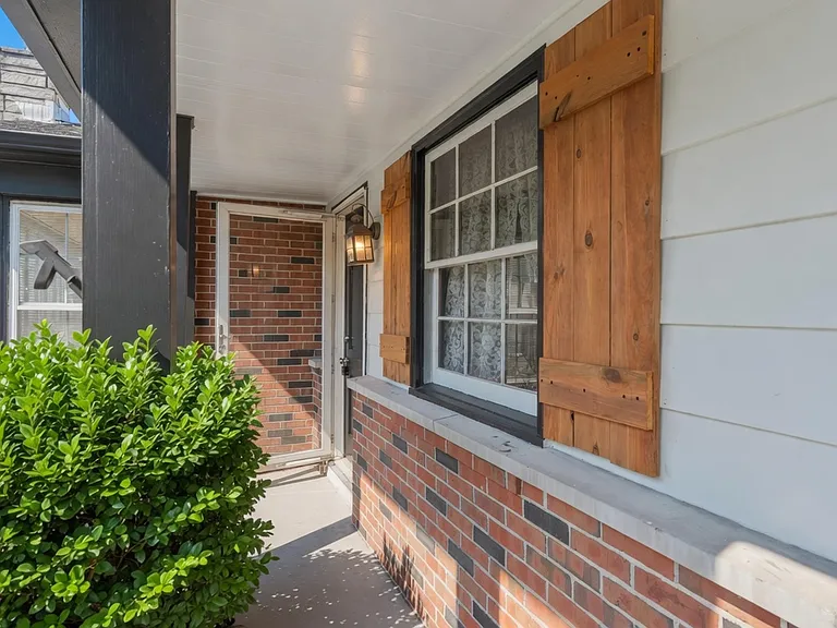 1555 Zurich Dr — Photo 3