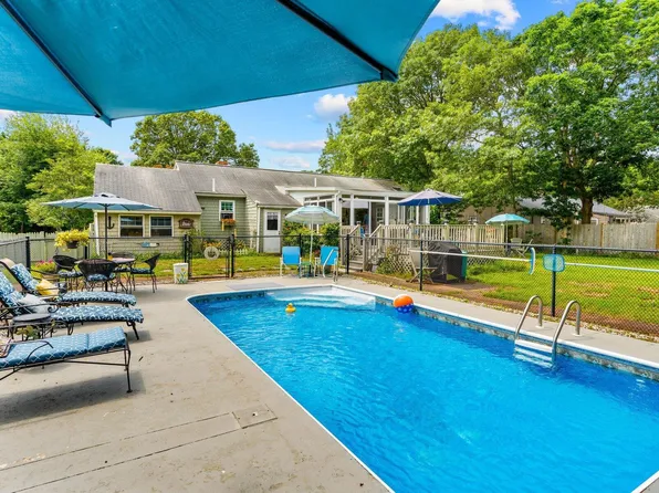 10 Scholl Avenue, West Yarmouth, MA 02673