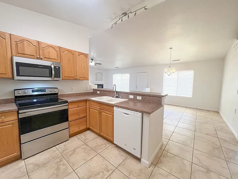 5921 N Bentley Dr — Photo 9