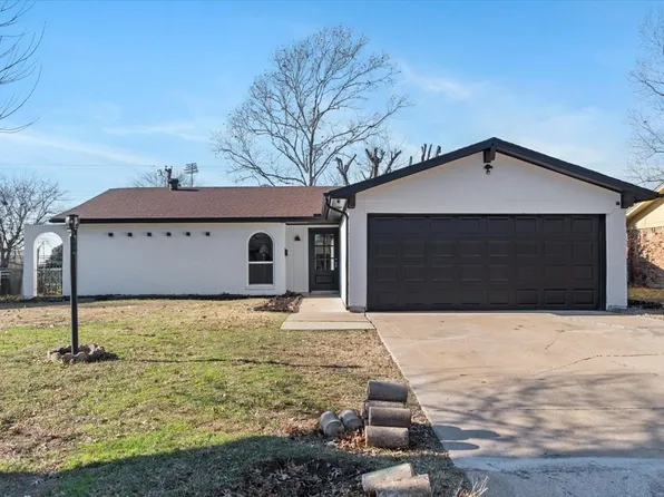 141 NW Suzanne Ter, Burleson, TX 76028
