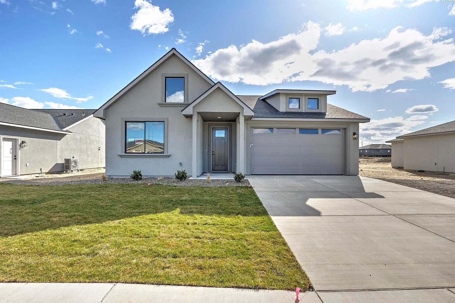 2910 E Helena St photo 1