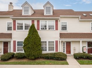 28 Stratford Cir #28, Farmingdale, NY 11735