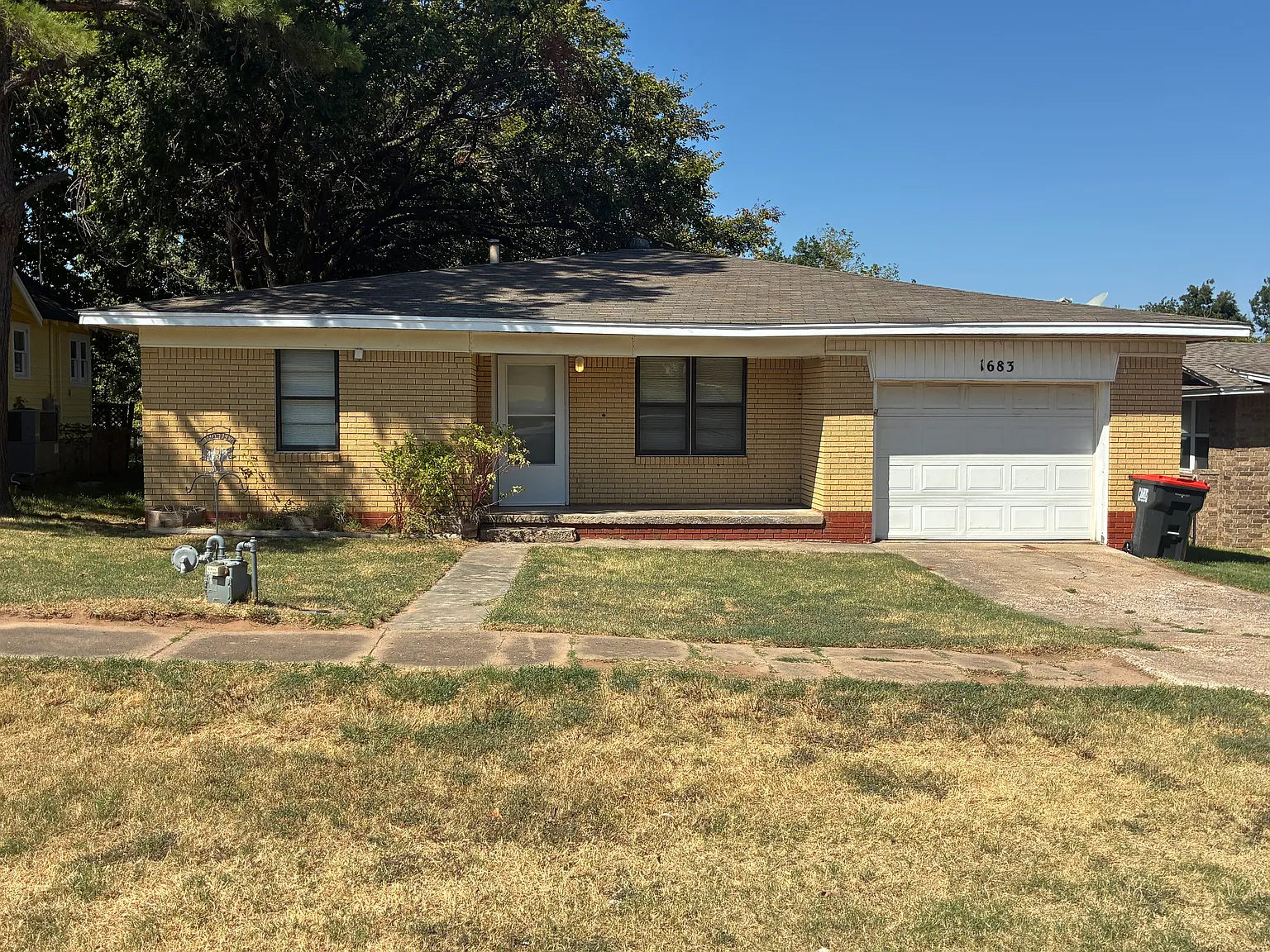 3 bed, 1.5 bath, 1230 sqft, $1,400 — Photo 1