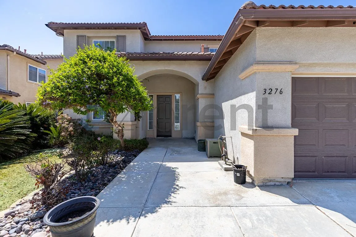 4 bed, 2700 sqft, $4,995 — Photo 2