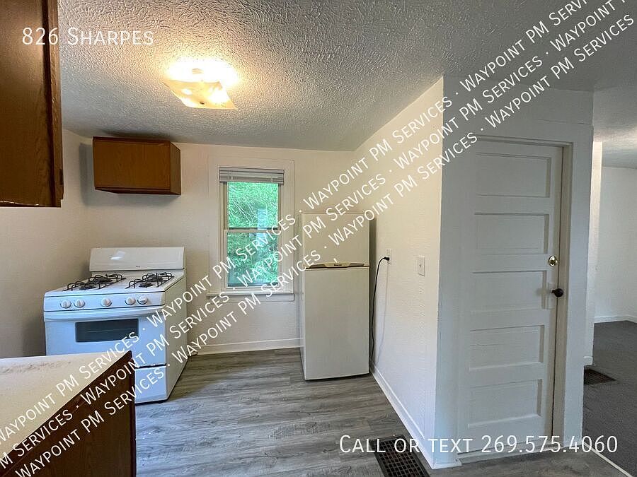 2nd image of 826 Sharpes Ct