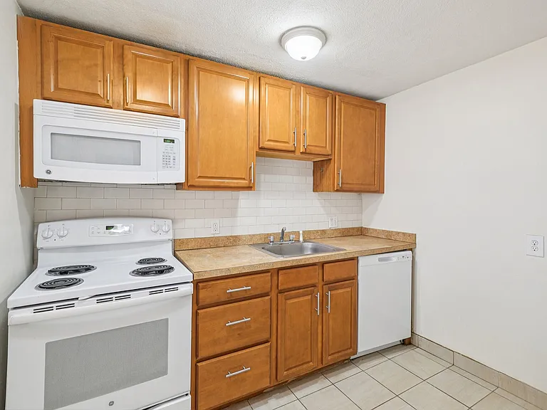 Gardner Street Apartments — Photo 40