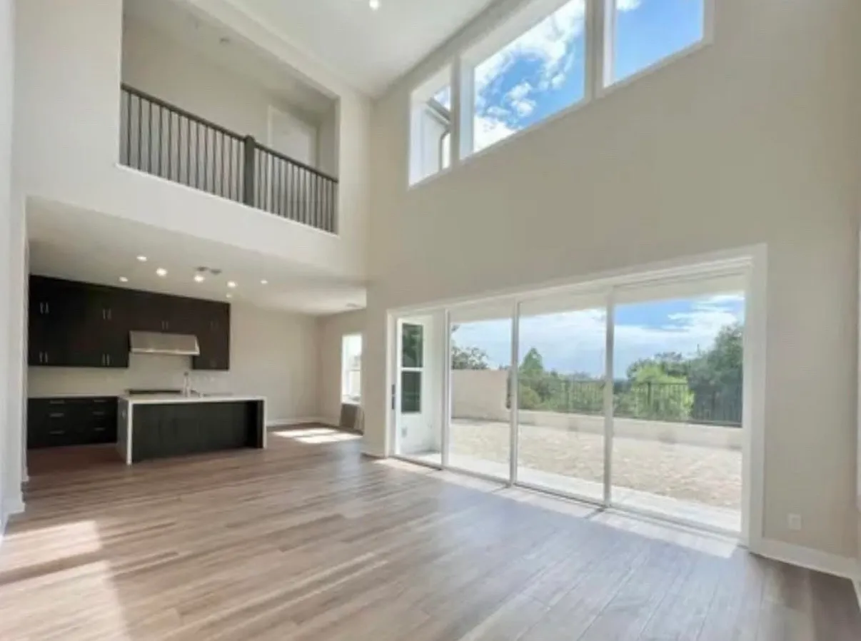 4 bed, 2400 sqft, $7,200 — Photo 2