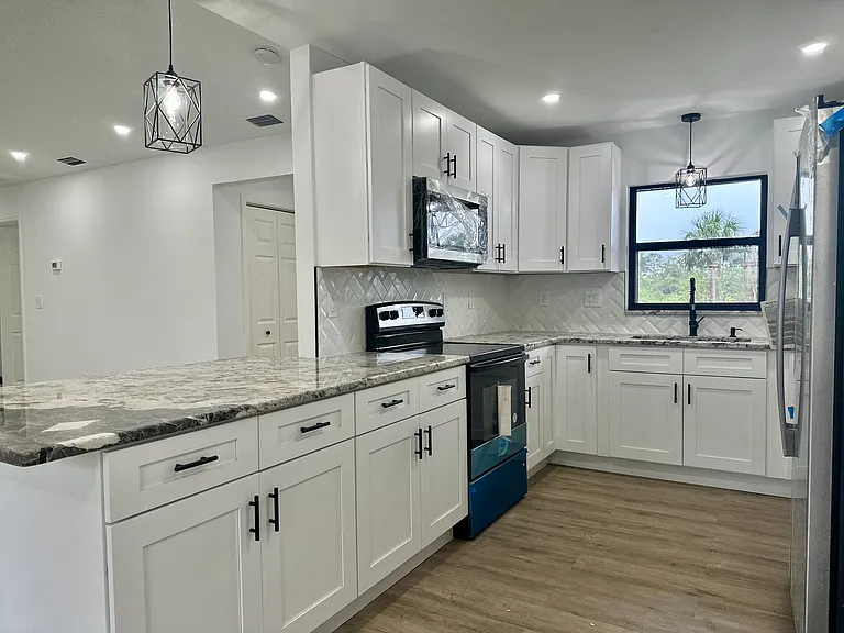 19306 Edgewater Dr — Photo 2