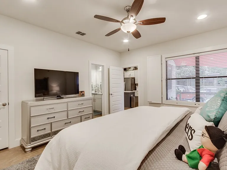 603 Burleson St — Photo 8