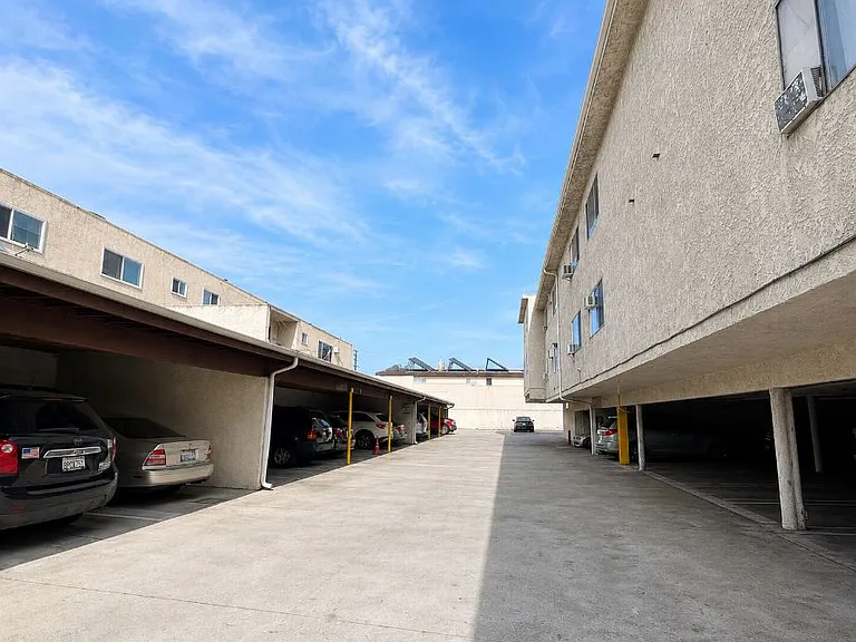 8800 Cedros Ave — Photo 24
