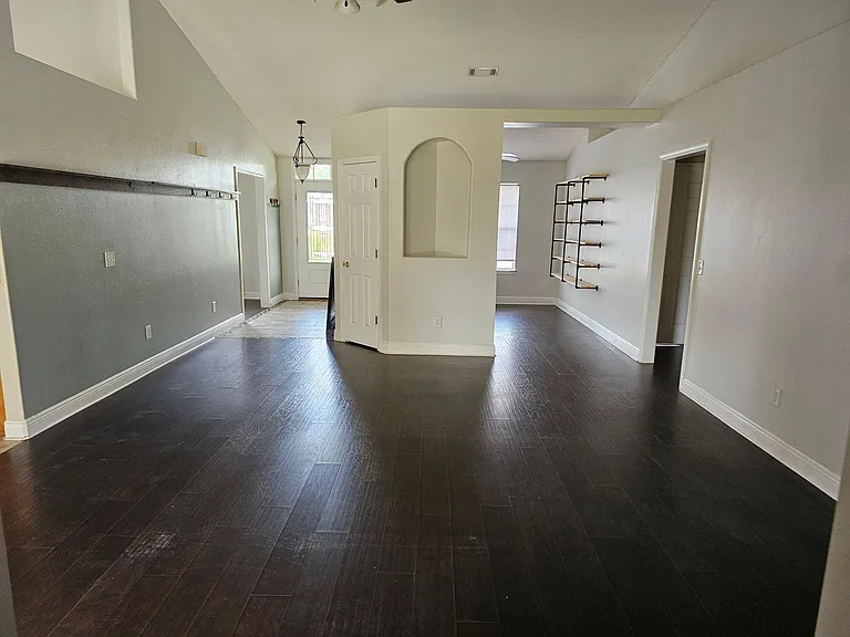 2202 Hagood Loop — Photo 3