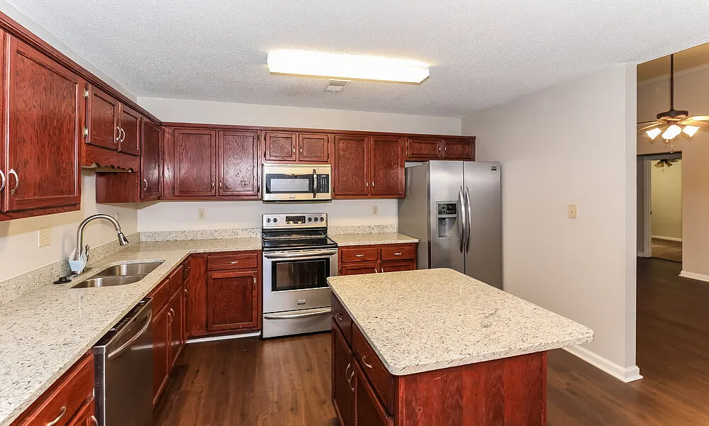 3 bed, 2.0 bath, 1352 sqft, $1,820 — Photo 4
