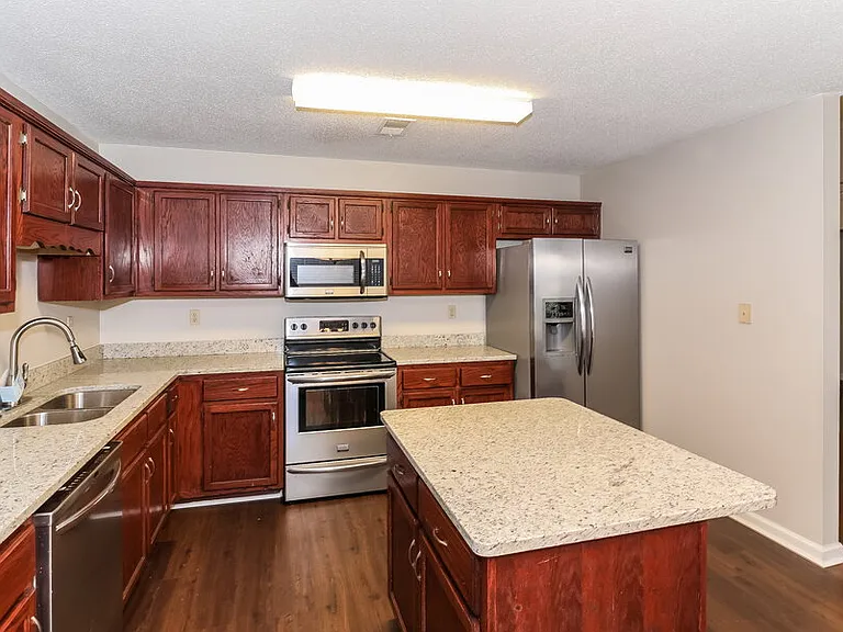 7456 Jennifer Dr — Photo 4