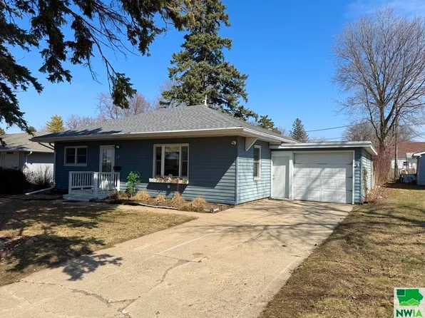 17 Renshaw Dr, Storm Lake, IA 50588