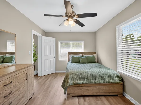 5233 Higgins St, Houston, TX 77033