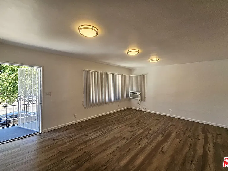 1341 N Keystone St — Photo 21