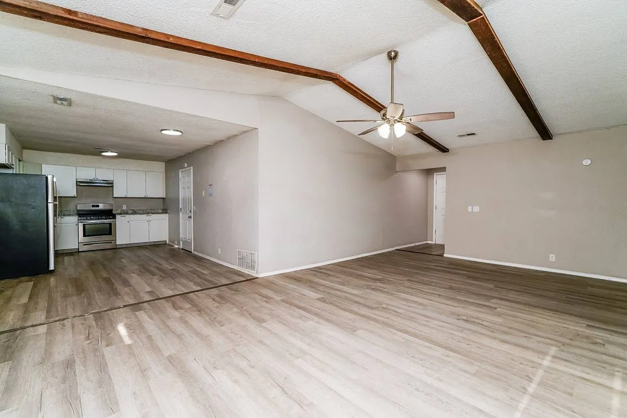 3 bed, 1200 sqft, $1,560 — Photo 2