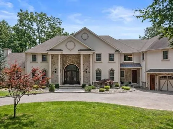 745 Colonial Rd, Franklin Lakes, NJ 07417