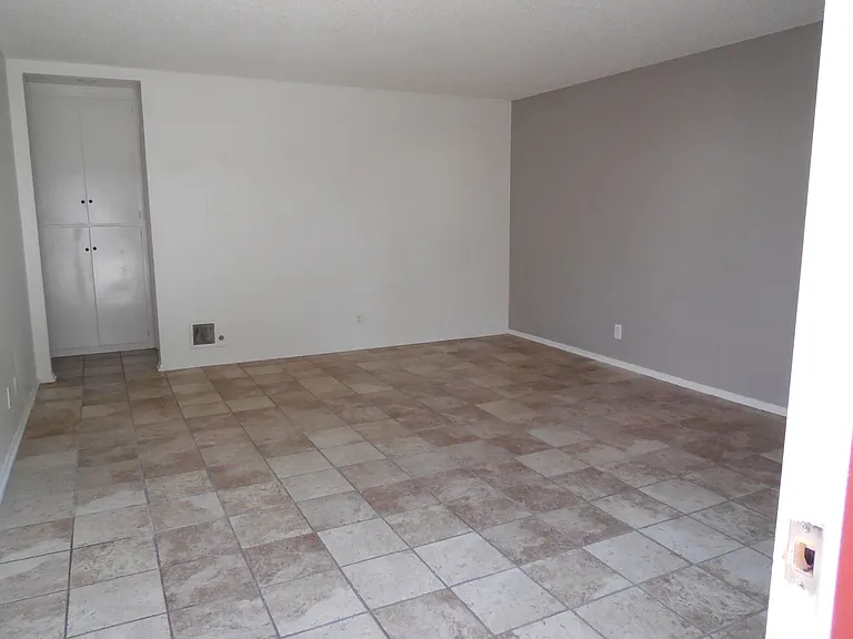 Pointe Newport Apartments — Photo 9