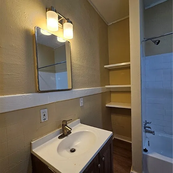 714 W 38th St — Photo 31