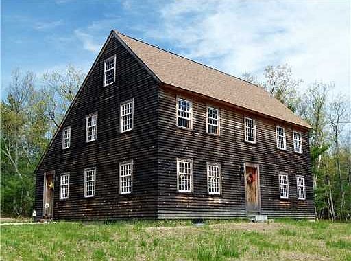 Reproduction Saltbox Colonial w clapboard sidingf