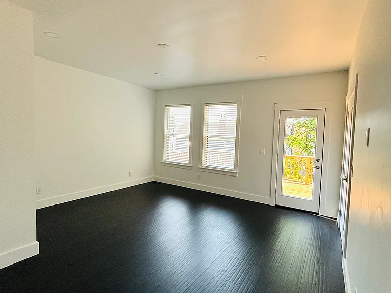 940 Monroe St — Photo 18