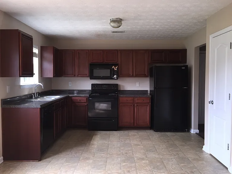 126 Potomac Dr — Photo 3