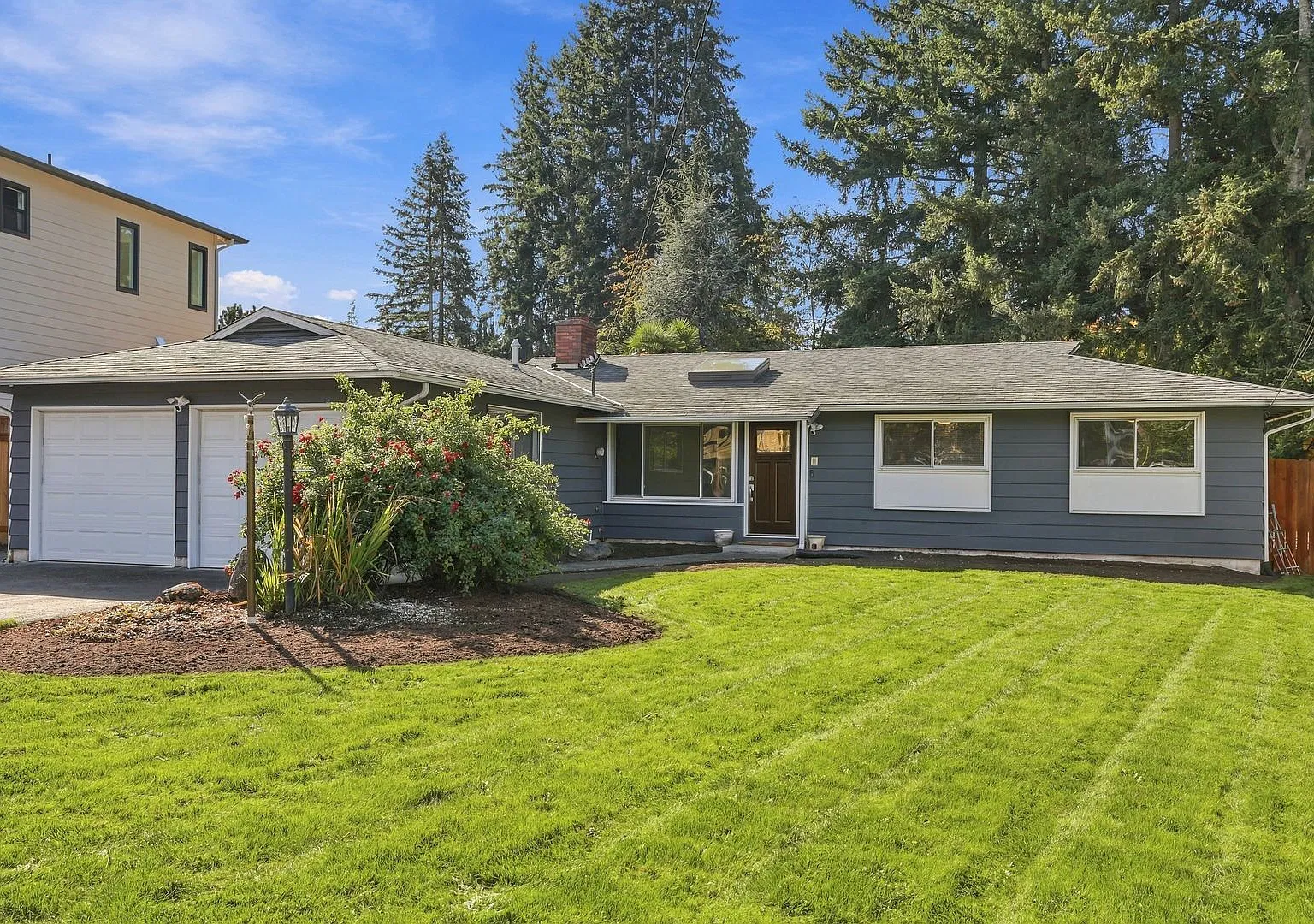 3Bd/2.5Ba Bellevue Home — Photo 1