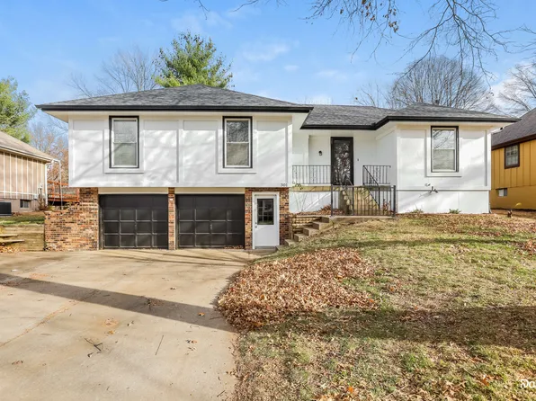 301 NE Keystone Dr, Lees Summit, MO 64086