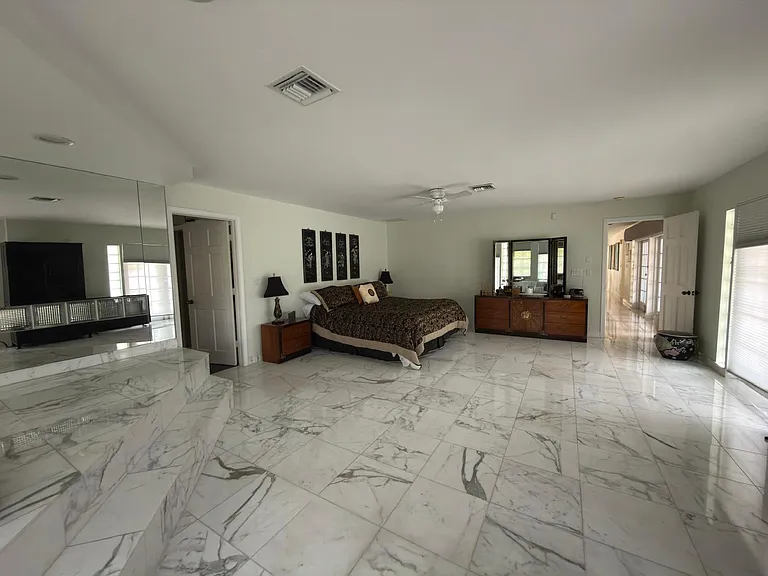 7331 NE Bay Cove Ct — Photo 3