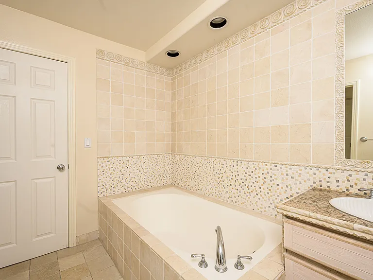 2233 Martin #213 — Photo 17