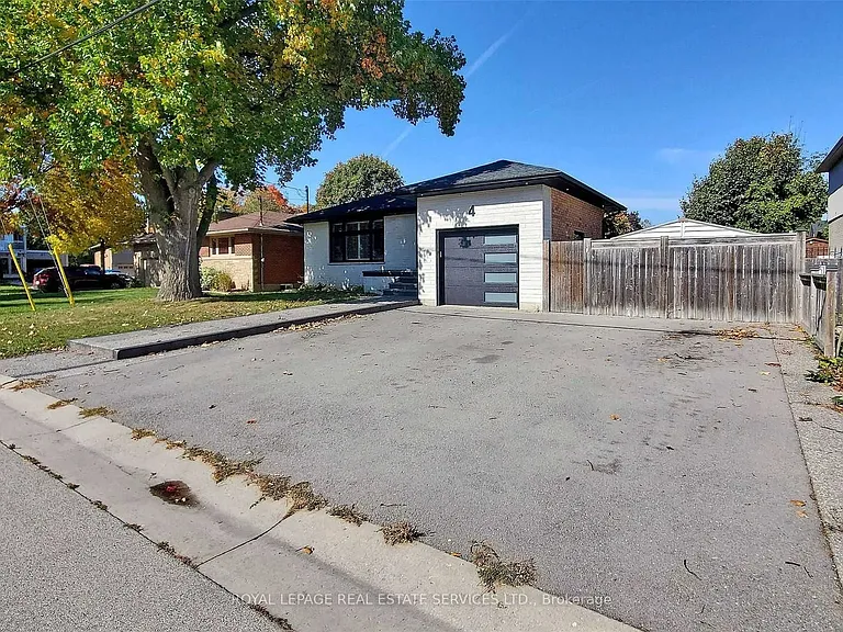 4 McMaster Ave — Photo 2