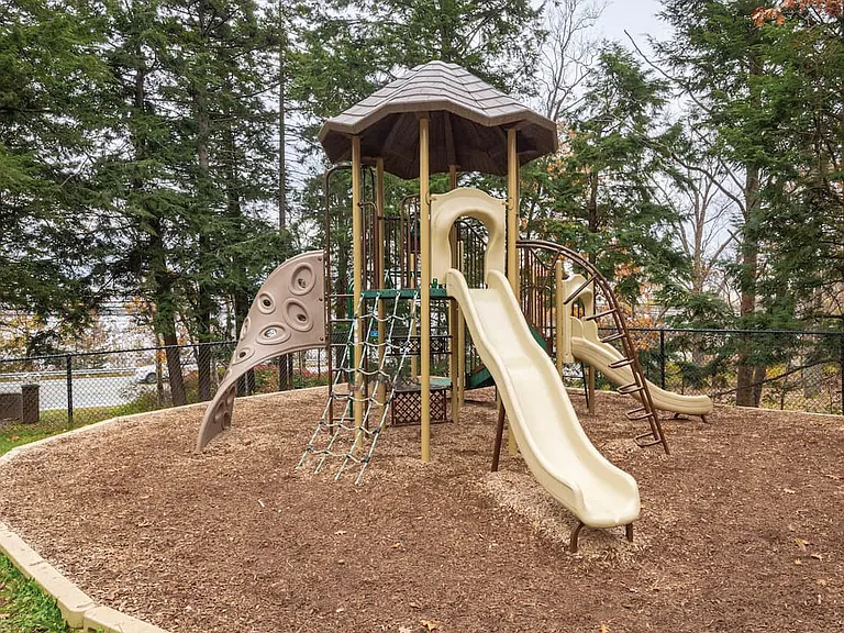 40 Charlotte Ln — Photo 15