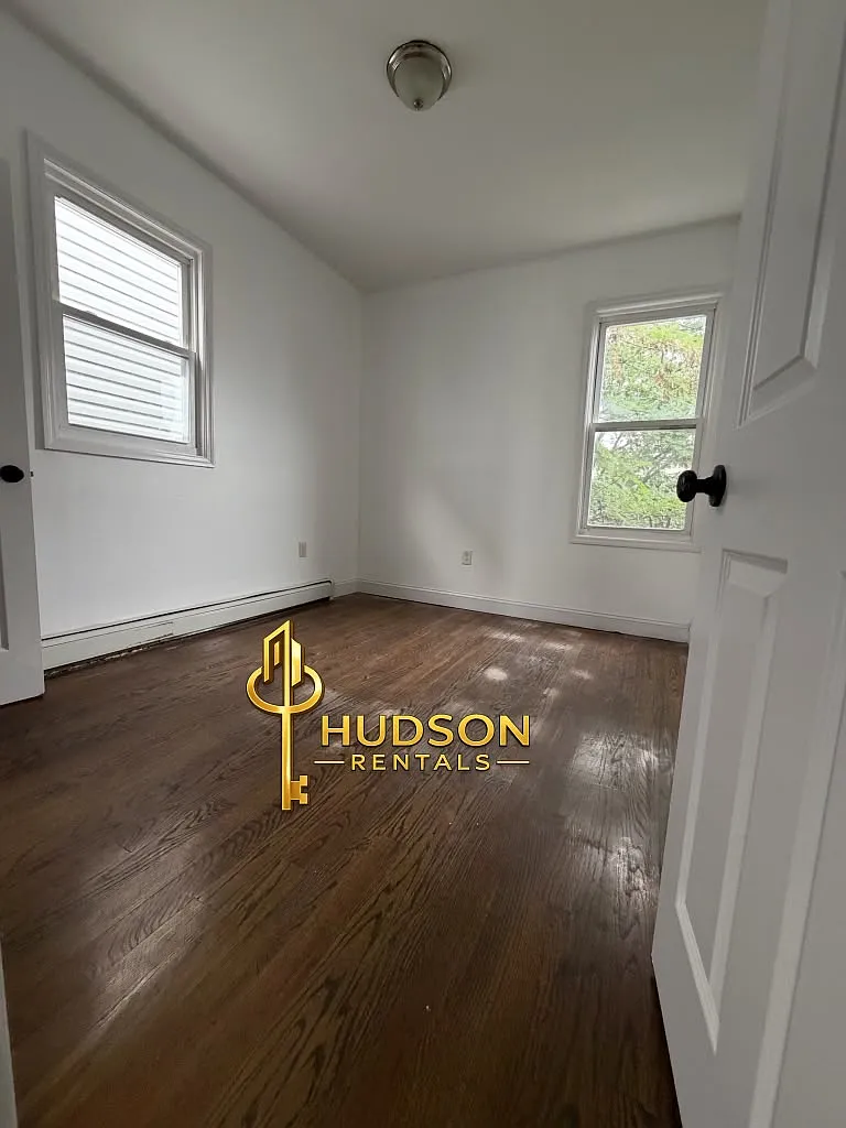 3 bed, 1000 sqft, $2,300 — Photo 3