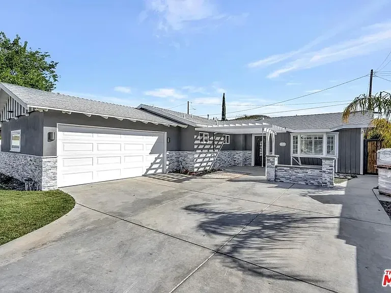28040 Ermine Pl — Photo 5