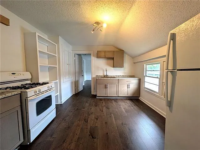4 bed, 1125 sqft, $2,200 — Photo 4