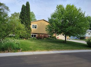 19155 Homestead Cir, Eden Prairie, MN 55346