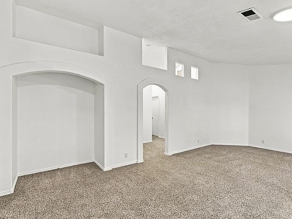 4th image of 4752 Kelly Way NE