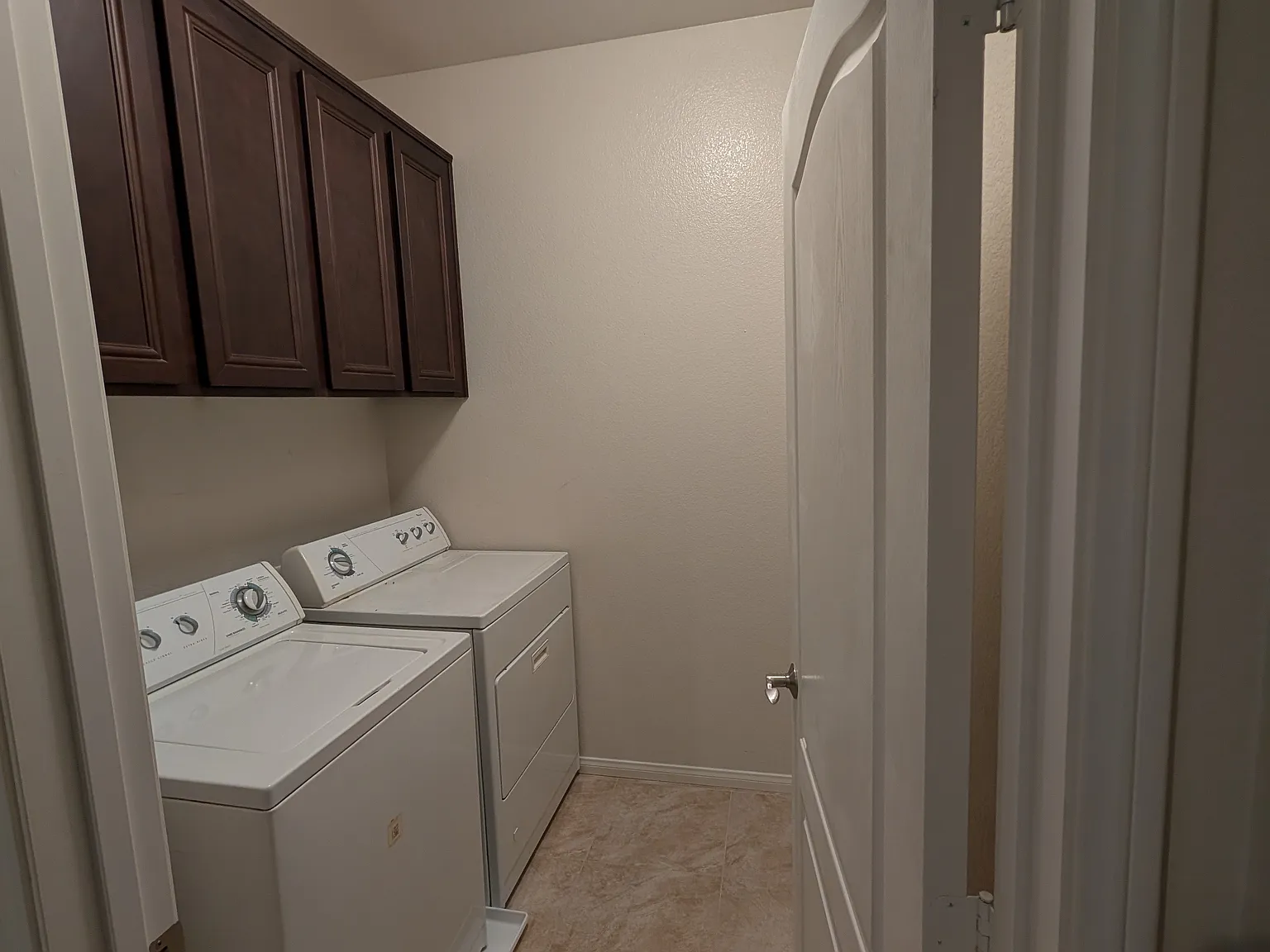 4 bed, 2.5 bath, 1572 sqft, $4,600 — Photo 2