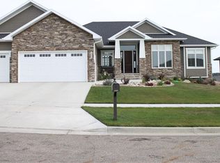 3805 Clairmont Rd, Bismarck, ND 58503
