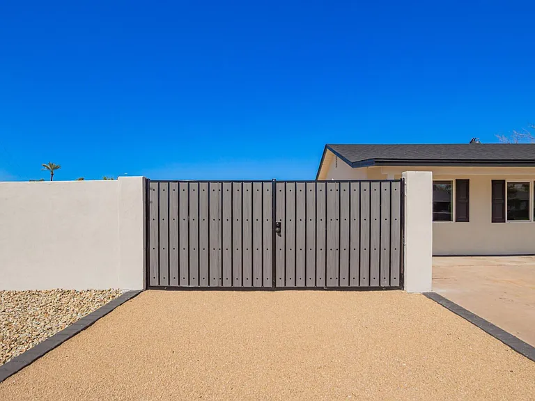 4402 E Mitchell Dr — Photo 2