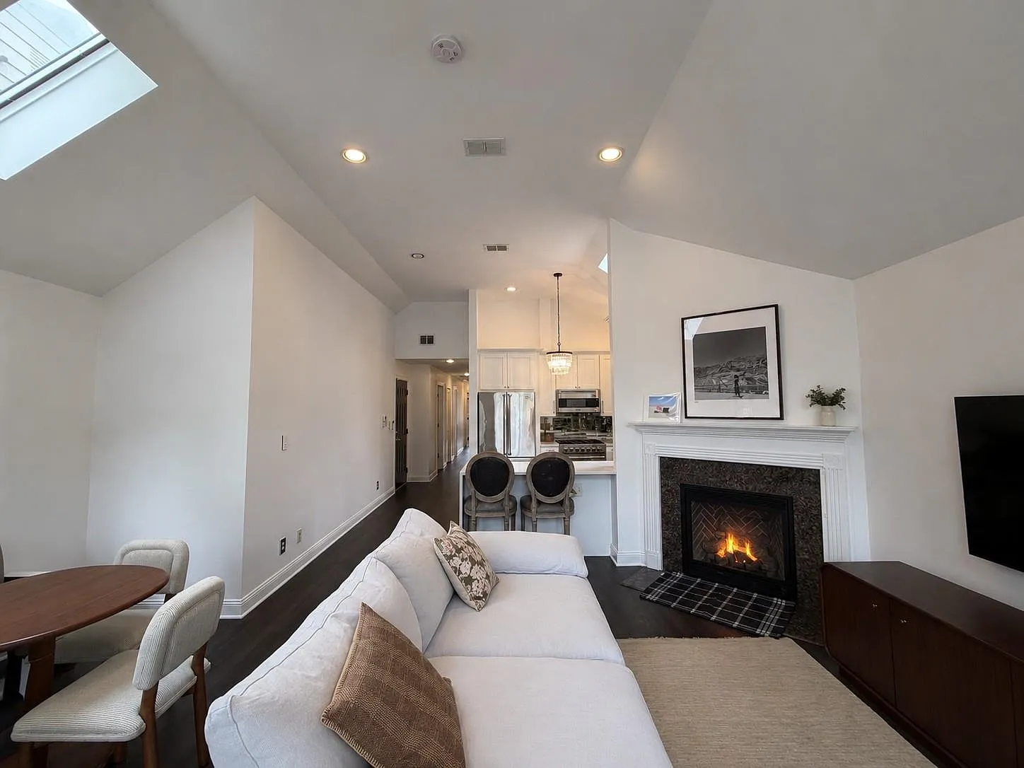 3 bed, 2.0 bath, 1162 sqft, $3,400 — Photo 4