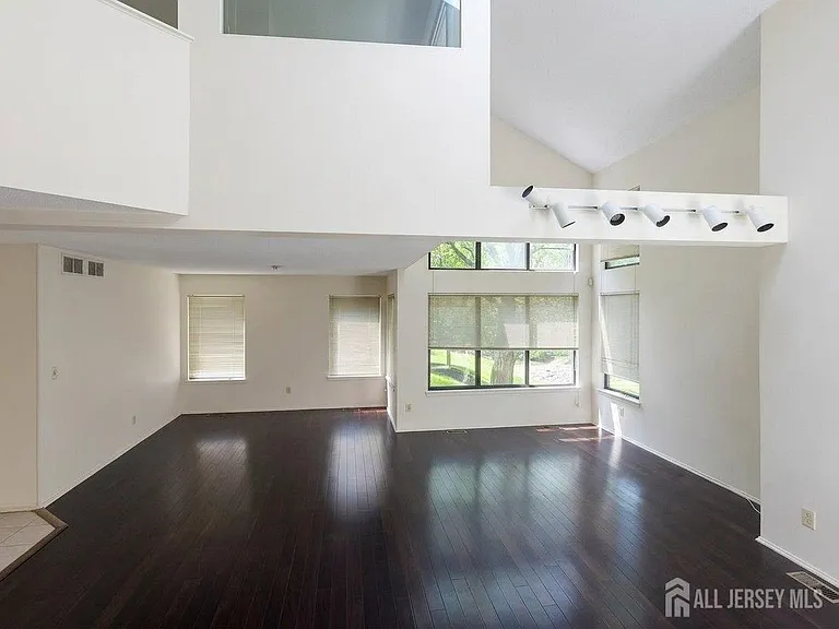 83 Sayre Dr — Photo 4