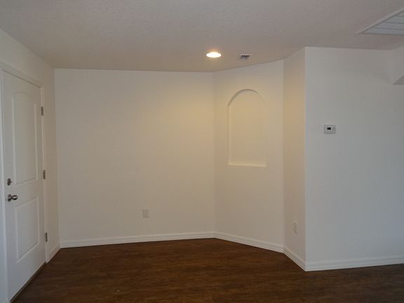 5th image of 627 Chatham Walk Dr